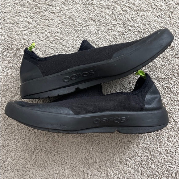 OOFOS Woman’s OOMG EEZEE Low Shoe Slip On Sneaker - Picture 2 of 7